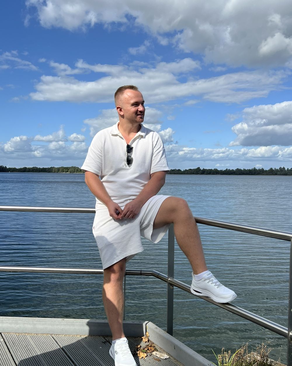 Michael am Geländer eines Stegs am See