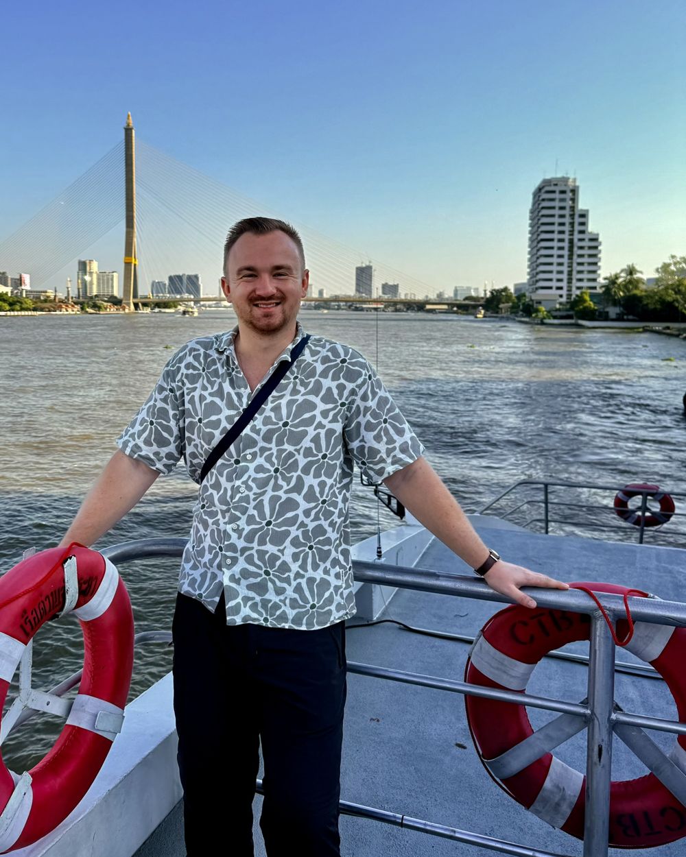 Michael auf einem Boot auf dem Fluss in Bangkok