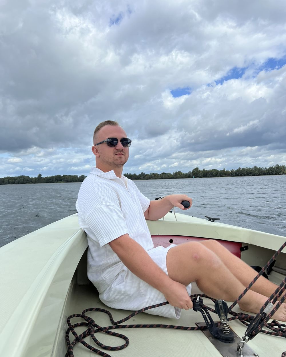 Michael beim Segeln auf einem See