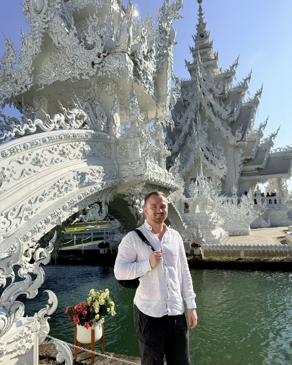 Michael vor dem Weißen Tempel in Chiang Rai